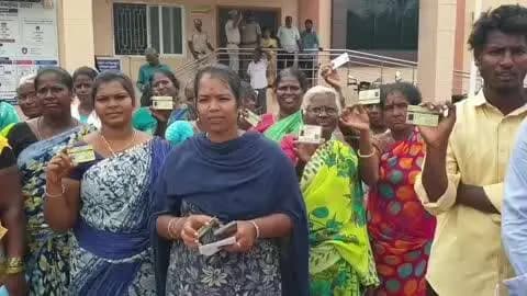 அரக்கோணம்: புது கேசவபுரம் பகுதியில் சுடுகாடு உள்ளிட்ட அடிப்படை வசதிகளை ஏற்படுத்தி தர கோரி ரேஷன் அட்டைகளை திருப்பி ஒப்படைத்து ஆர்டிஓ அலுவலகம் முன்பு ஆர்ப்பாட்டம்