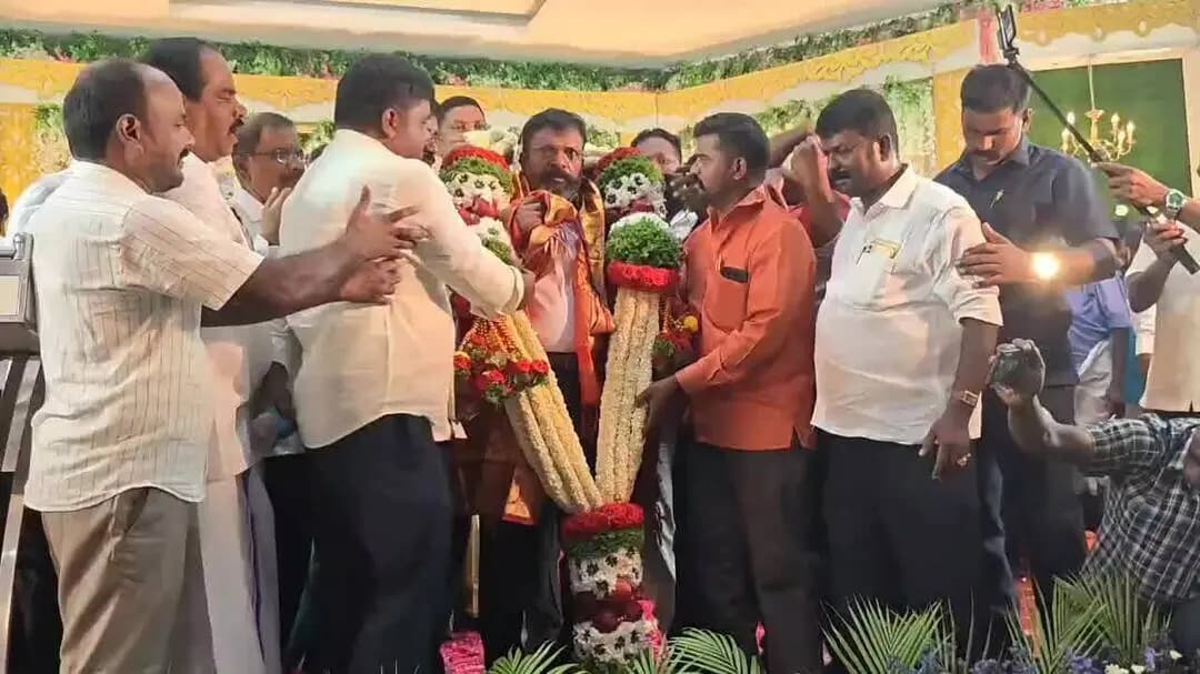 தருமபுரி: திமுகவிற்கு அரசியல் நாகரிகத்தை கற்றுக் கொடுத்த திருமாவளவன்
விடுதலைச் சிறுத்தைகளை சிதறடிக்க சதி என திமுக மீது குற்றச்சாட்டு