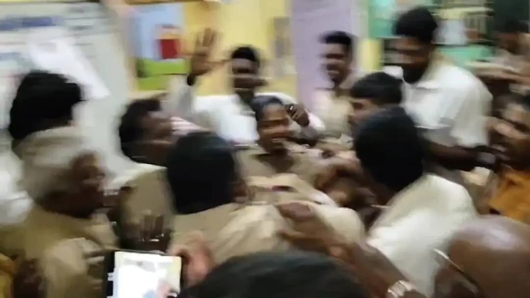 பெரம்பலூர்: பெரம்பலூரில் திமுக பிரமுகர் கைது: காவல் நிலையத்தில் தள்ளுமுள்ளு - பரபரப்பு சம்பவம்!