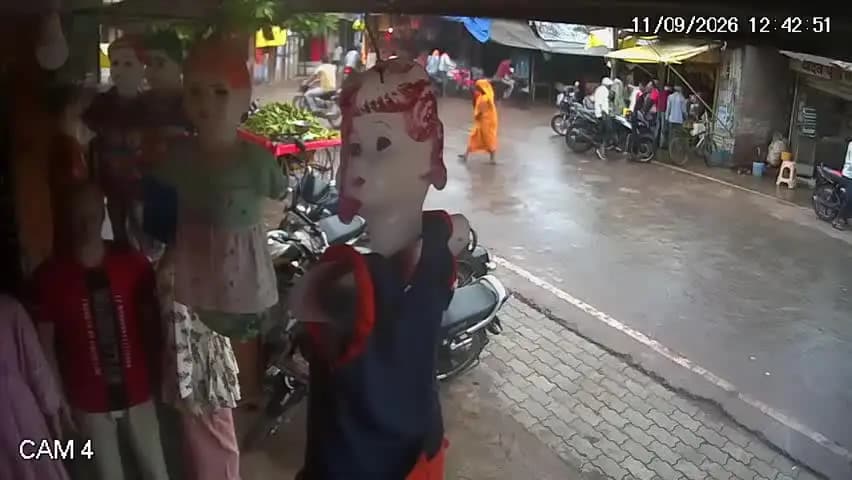 कालपी: टरननगंज चौराहे पर जनरल स्टोर की दुकान पर दिनदहाड़े टप्पेबाजी, बाइक सवार 3 युवक 17 हजार का सामान लेकर फरार, CCTV में कैद