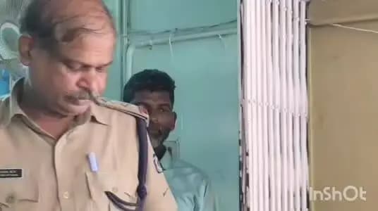 കൊല്ലം: കൊല്ലത്ത് കെഎസ്ആർടിസി പ്രിയദർശിനി ബസ്സിൽ കണ്ടക്ടറോട് അപമര്യാതയായി പെരുമാറിയ യാത്രക്കാരനെ പോലീസ് പിടികൂടി