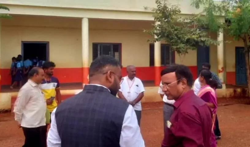 ಬಾದಾಮಿ: ನೀರಬೂದಿಹಾಳ ಗ್ರಾಮದ ಪಬ್ಲಿಕ್ ಶಾಲೆಗೆ ಭೇಟಿ ನೀಡಿದ ಡಿಸಿ ಸಂಗಪ್ಪ, ಸಿಇಓ ಗಜಾನನ ಬಾಲೆ