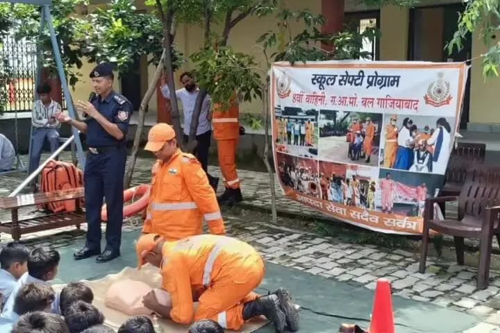 पटियाली: लभेड़ में NDRF ने विद्यार्थियों को आपदा से बचाव के तरीके सिखाए