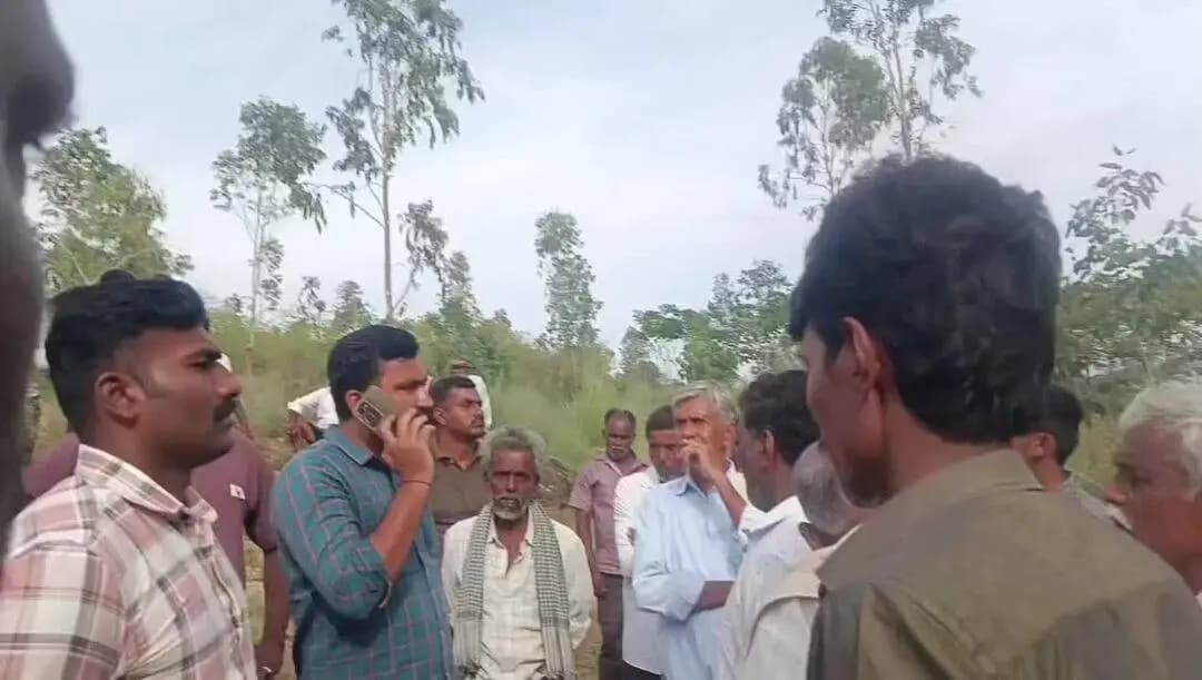 ಚನ್ನಪಟ್ಟಣ: ಅಂತ್ಯಸಂಸ್ಕಾರಕ್ಕೆ ಅರಣ್ಯ ಇಲಾಖೆ ಅಧಿಕಾರಿಗಳು ಅಡ್ಡಿ ಅಧಿಕಾರಿಗಳು ಹಾಗೂಗ್ರಾಮಸ್ಥರು ನಡುವೆ ಮಾತಿನ ಚಕಮಕಿ, ಹುಚ್ಚಯನದೊಡ್ಡಿ ಗ್ರಾಮದಲ್ಲಿ ಘಟನೆ