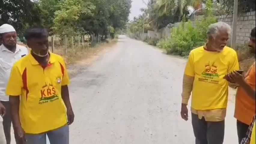 ಚಿಂತಾಮಣಿ: ಒಂದು ವರ್ಷದಿಂದ ಜಲ್ಲಿ–ಮಣ್ಣಿನ ರಸ್ತೆಯಲ್ಲೇ ಸಂಚಾರ: ಸಿದ್ಧಿಪಲ್ಲಿ ಕ್ರಾಸ್ ಬಳಿ ಕೆಆರ್ಎಸ್ನಿಂದ ಗುಂಡಿ ಪೂಜೆ