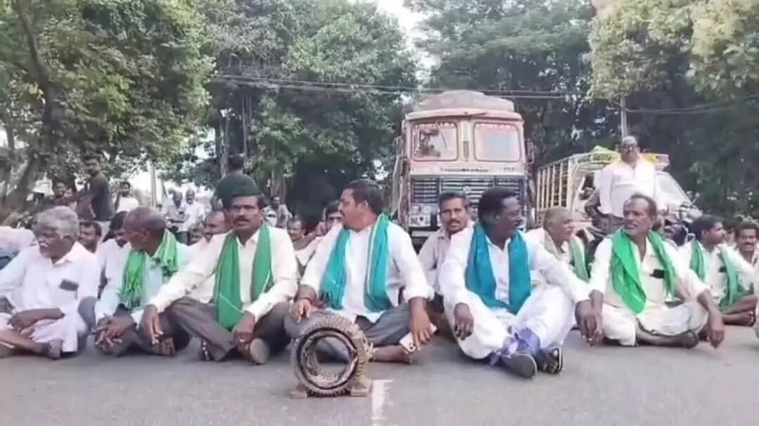 జగిత్యాల: జాతీయ రహదారిపై చల్గల్ వద్ద కరెంటు కోతలపై రైతులు పెద్దఎత్తున రాస్తారోకో ధర్నా చేపట్టారు