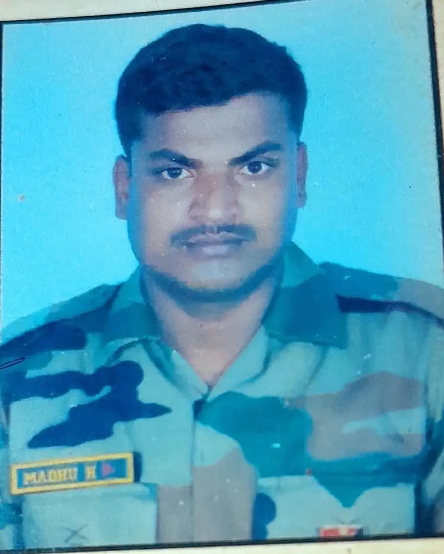 ಆಲೂರು: ಕರ್ತವ್ಯದಲ್ಲಿದ್ದಾಗ ನಿಧನರಾದ ಹಾಸನದ ಬಿಎಸ್ಎಫ್ ಯೋಧ ಮಧು ಹೆಚ್.ಹೆಚ್.