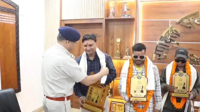 जगन्नाथपुर: दृष्टिबाधित पर्वतारोहियों शेखर गोप और धीरोज कुंभार को किया गया सम्मानित