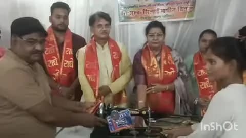 कासगंज: कासगंज में समाजसेवी ने राज्य महिला आयोग की सदस्य के साथ मिलकर महिलाओं को सिलाई मशीन वितरित की