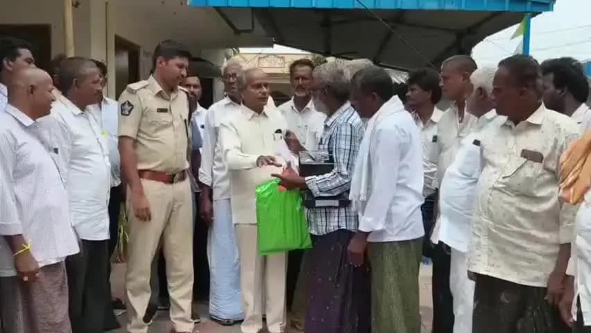 సత్తెనపల్లె: సత్తెనపల్లిbDSPకి కంప్లైంట్ చేసిన 150 మంది రైతులు