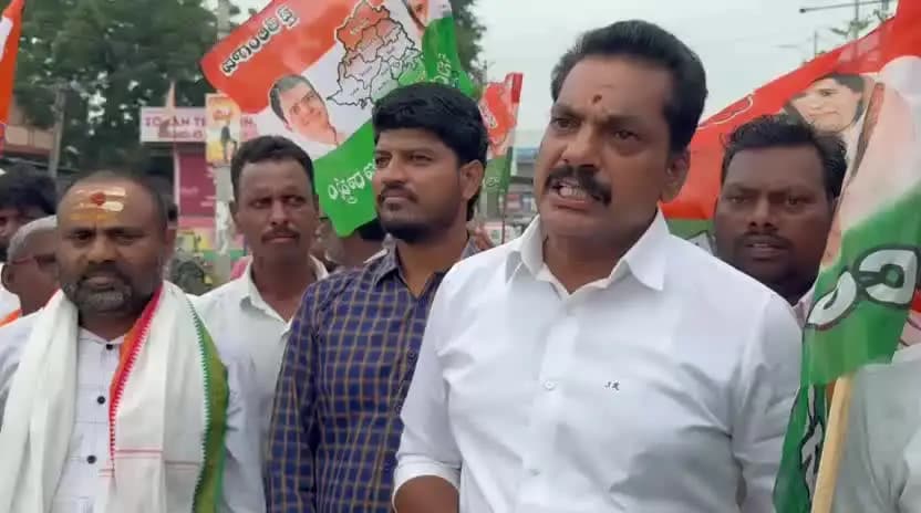 అదిలాబాద్ అర్బన్: మావలలో కాంగ్రెస్ పార్టీ నాయకుల ధర్నా లో మాట్లాడుతున్న ఆదిలాబాద్ మార్కెట్ కమిటీ చైర్మన్ శ్రీకాంత్ రెడ్డి