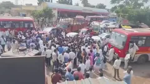 ಬಾದಾಮಿ: ಕೆರೂರು ಪಟ್ಟಣಕ್ಕೆ ಸರಿಯಾಗಿ ಬಸ್ ಬಾರದ ಹಿನ್ನೆಲೆಯಲ್ಲಿ ರಸ್ತೆ ತಡೆದು ವಿದ್ಯಾರ್ಥಿಗಳ ಪ್ರತಿಭಟನೆ