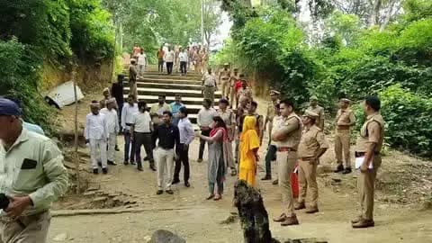 भिनगा: कजरीतीज कावड़ यात्रा को लेकर डीएम और एसपी ने विभूतिनाथ मंदिर का किया निरीक्षण, प्रशासन पहले से अलर्ट