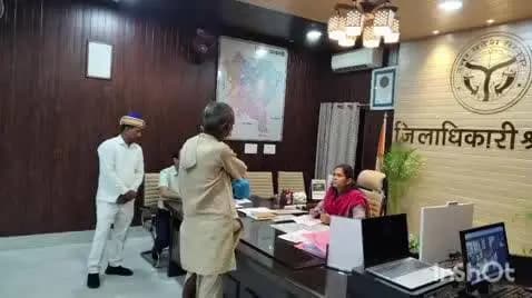 भिनगा: कलेक्ट्रेट भिनगा में डीएम ने जनता दर्शन में सुनी शिकायतें, 9 शिकायतों के निस्तारण के लिए दिए निर्देश