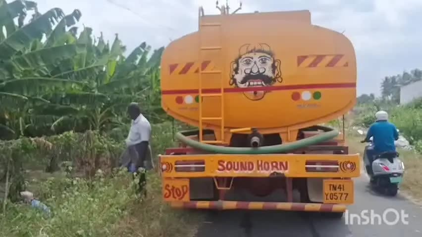 அன்னூர்: அன்னூர் அருகே கெம்மநாயக்கன்பாளையத்தில் வறட்சியால் வாழை விவசாயிகள் விலைக்கு தண்ணீர் வாங்கி பாசனம் செய்து வருகின்றனர்