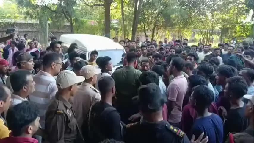 তিনিচুকীয়া: ৰূপাই চাহ বাগিচাত কৰ্মৰত অৱস্থাত শ্ৰমিকৰ মৃত্যু, পৰিচালকক ঘেৰাও কৰি প্ৰতিবাদ চাহ শ্ৰমিকৰ