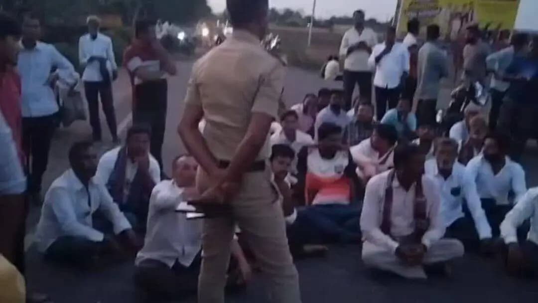 ಅಥಣಿ: ಕಾಲುವೆಗೆ ನೀರು ಬಿಡುಗಡೆ ಆಗ್ರಹಿಸಿ: ಅಬ್ಬಿಹಾಳ ಗ್ರಾಮದಲ್ಲಿ ರೈತರಿಂದ ಪ್ರತಿಭಟನೆ