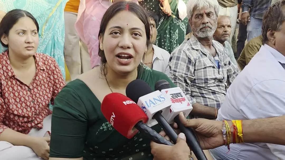जैसलमेर: पिता के साथ धक्का-मुक्की के आरोप में बेटी ने पुलिसकर्मी पर धरने पर बैठकर जताया विरोध