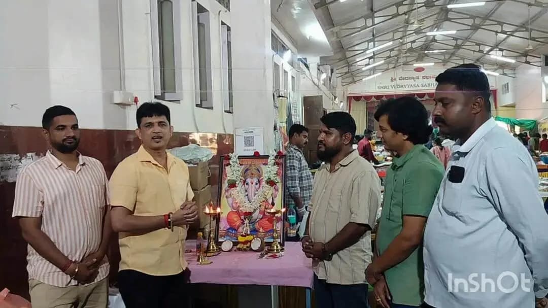 ಯಲ್ಲಾಪುರ: ವೆಂಕಟರಮಣ ಮಠದ ಸಭಾ ಭವನದಲ್ಲಿ ಸ್ವದೇಶಿ ಮೇಳಕ್ಕೆ ಉದ್ಯಮಿ ಬಾಲಕೃಷ್ಣ ನಾಯಕ ಚಾಲನೆ