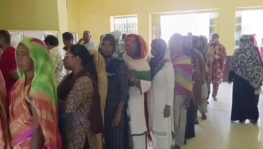 निम्बाहेड़ा: निंबाहेड़ा में 76.03% मतदान, 112 प्रत्याशियों की किस्मत EVM में कैद, महिलाओं ने भी दिखाया उत्साह