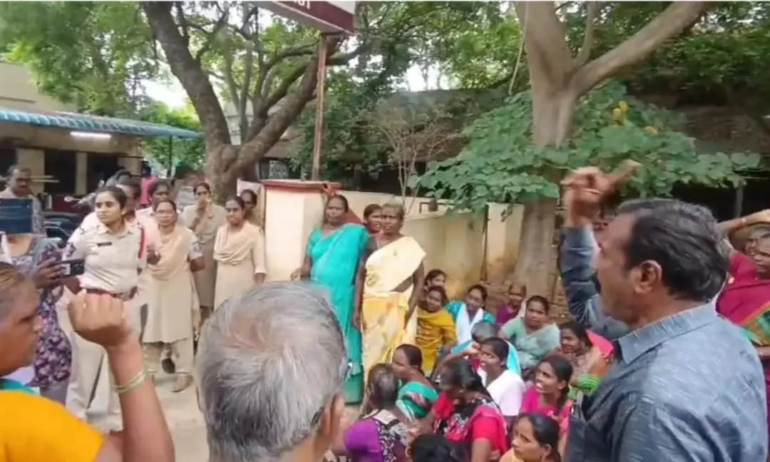 గన్నవరం: గన్నవరం ఎయిర్ పోర్టు బాధితుల ఆందోళన: 10 లక్షల నష్టపరిహారం కోసం నిరసన