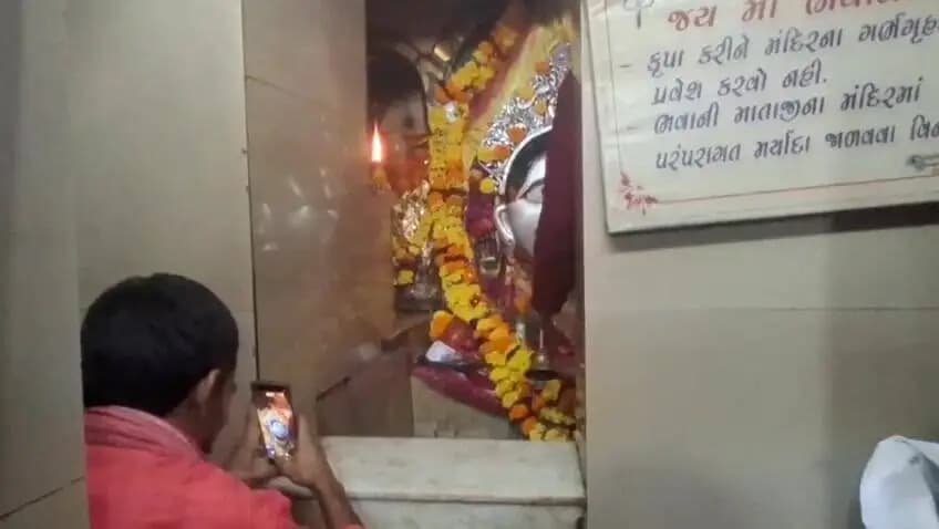 વેરાવળ શહેર: વેરાવળ: ઝુંડ ભવાની માતાજીના મેળામાં ભક્તોનું ઘોડાપૂર
