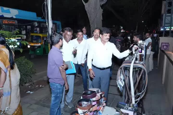 ಬೆಂಗಳೂರು ಉತ್ತರ: ಮೆಜೆಸ್ಟಿಕ್ ನಲ್ಲಿ ಬೀದಿ ದೀಪ ದುರಸ್ಥಿಗೊಳಿಸದ ಅಧಿಕಾರಿಗಳ ವಿರುದ್ದ ಕ್ರಮ:ಆಯುಕ್ತ ಜಗದೀಶ್ ಜಿ
