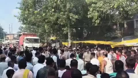 गड़हनी: गड़हनी में मृतक के शव को रखकर आक्रोशित ग्रामीणों ने किया सड़क जाम