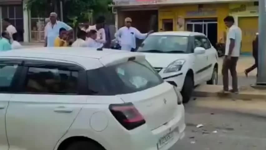 नवलगढ़: नवलगढ़ में ट्रोले की टक्कर के बाद डिवाइडर पर चढ़ी कार, कार सवार बाल-बाल बचे
