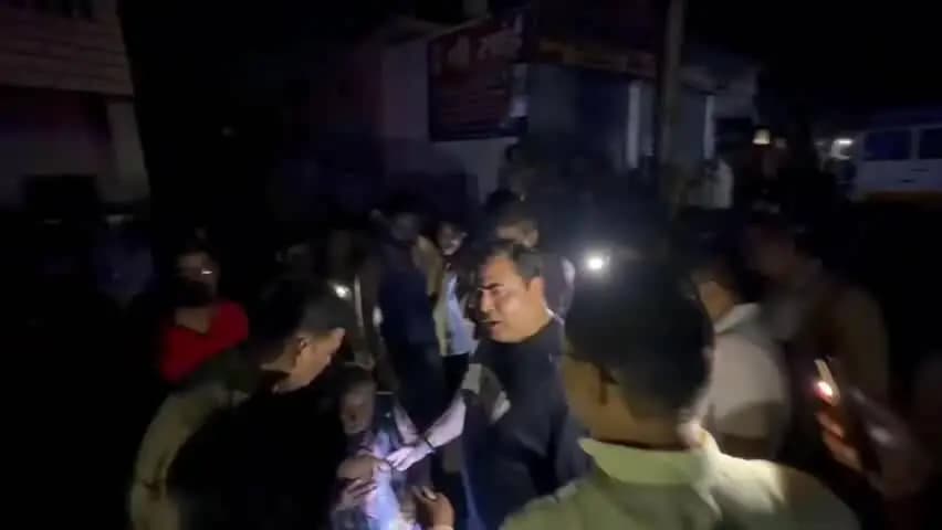 कर्वी: रिटायर्ड कर्मचारी के घर देर रात लगी भीषण आग, झुलसने से सोहन की मौत, पिता और भाई गंभीर घायल
