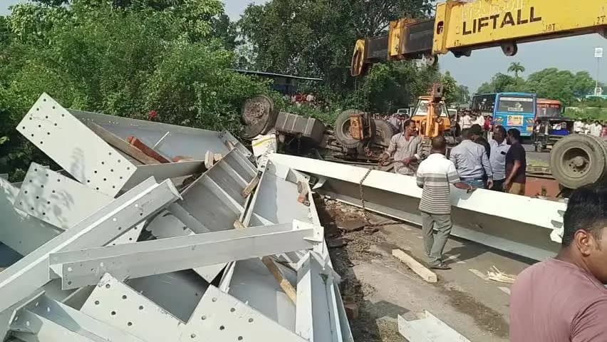 बांसवाड़ा: मकोड़ियापुल पर बेकाबू ट्रेलर ने छीनी एक युवक की जिंदगी, कोचिंग से लौट रहे दो दोस्तों पर पलटा भारी वाहन, दूसरा युवक रेफर