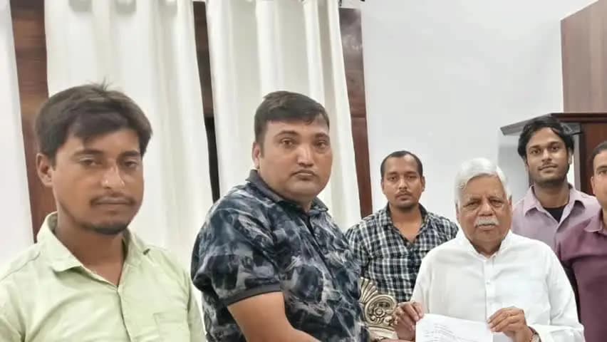 बिश्रामपुर: तोलरा के युवाओं के प्रतिनिधिमंडल ने पलामू सांसद से की जर्जर सड़क के निर्माण की मांग