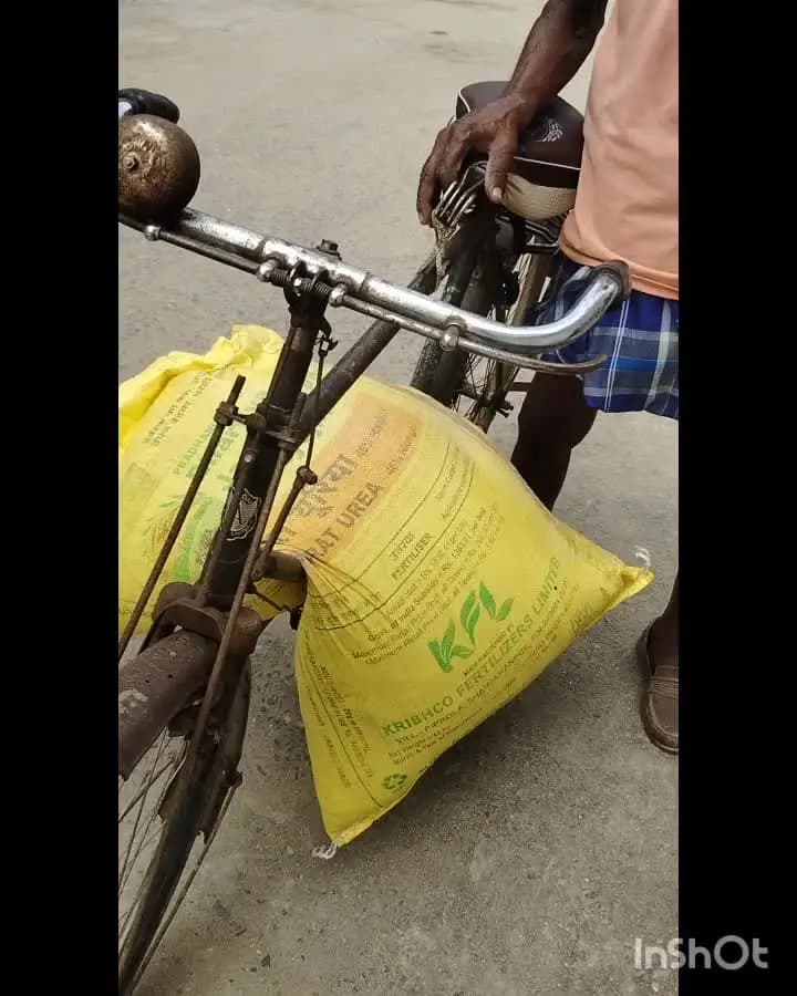 नौडीहा बाज़ार: नौडीहा बाजार में कार्रवाई के बाद भी खाद दुकानदार मनमाने दाम पर बेच रहे, सरकारी दर ₹266.50