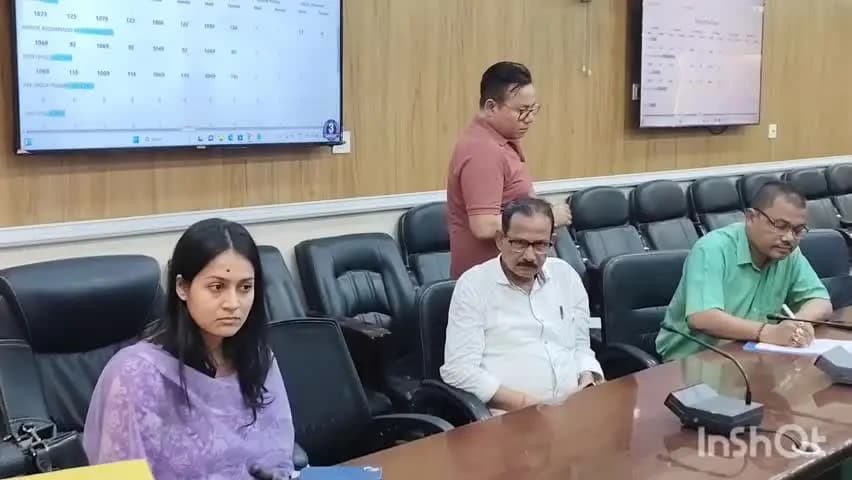মৰিগাঁও: জিলা আয়ুক্ত কাৰ্যালয়ৰ সভাকক্ষত নগাঁও সংসদীয় সমষ্টিৰ উপ-নিৰ্বাচন উপলক্ষে ভোটগ্ৰহণ কৰ্মীৰ প্ৰথম ৰেণ্ডমাইজেচন সম্পন্ন