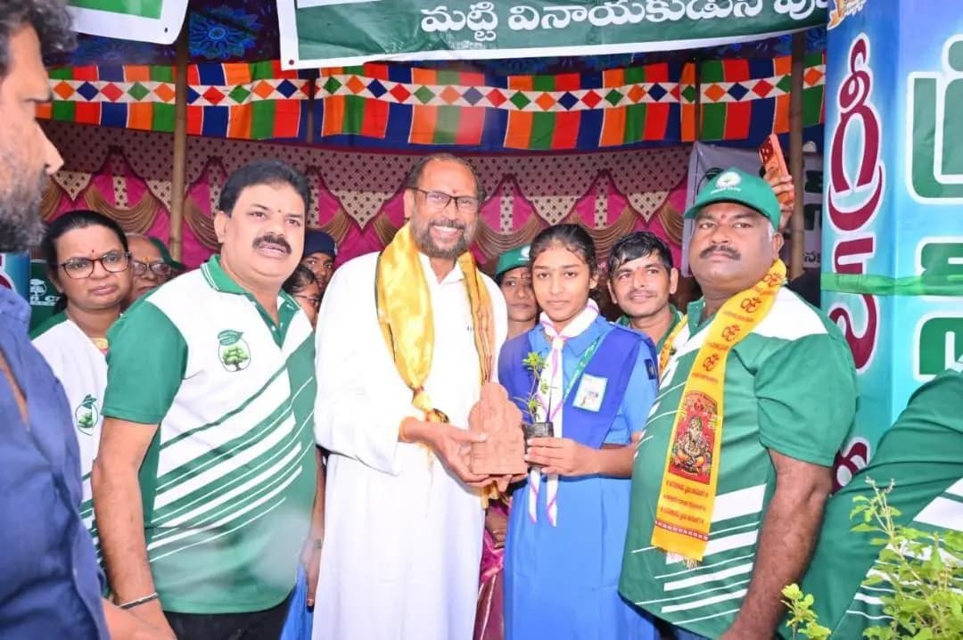 అనకాపల్లి: అనకాపల్లిలో ఉచిత మట్టి వినాయక విగ్రహాల పంపిణీ: ఎమ్మెల్యే కొణతాల రామకృష్ణ