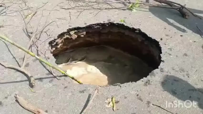 उमरी-नवार मुख्य मार्ग पर अचानक हुआ बड़ा गड्ढा, हादसे का खतरा
जालौन जिले के माधौगढ़ तहसील क्षेत्र के उमरी गांव से नवार