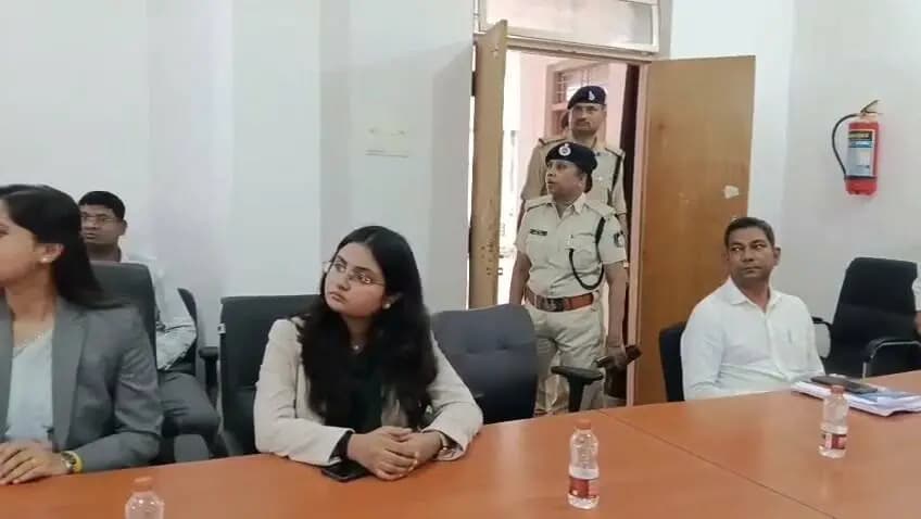 *डिंडौरी में लोक अदालत का औपचारिक शुभारंभ*
डिंडौरी में प्रधान न्यायाधीश, कुटुम्ब न्यायालय श्री एम.एल. राठौर की उपस्थिति में जिला एवं सत्र न्यायालय परिसर में लोक अदालत का औपचारिक शुभारंभ किया गया। इस अवसर पर श्री राठौर ने कहा कि हमारा प्रयास है कि लोक अदालत के माध्यम से लोगों को त्वरित एवं सुलभ न्याय मिले और यह पक्षकारों को लाभ पहुंचाने का प्रभावी माध्यम बने।
उन्होंने कहा कि लोक अदालत के माध्यम से कई वर्षों से लंबित प्रकरणों का भी एक ही दिन में निराकरण संभव है। आपसी सहमति एवं समझौते के आधार पर प्रकरणों के निराकरण से पक्षकारों को शीघ्र न्याय मिलता है तथा उनके समय और धन की भी बचत होती है।
#LokAdalat #Dindori #LegalServices #JusticeForAll #QuickJustice #AccessToJustice #DistrictLegalServicesAuthority #JudicialServices #LegalAwareness #PublicWelfare #Justice #MadhyaPradesh #DindoriNews #LokAdalat2026 #NyaySabkeLiye
