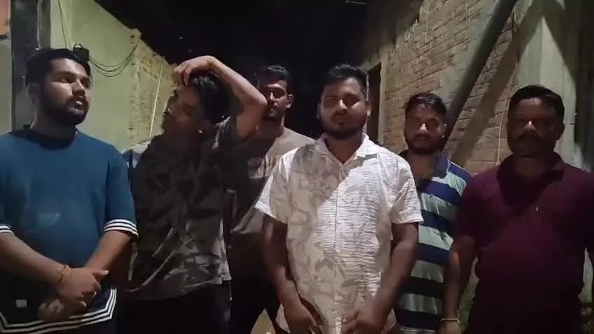 বিশালগড়: আমতলী থানাধীন বৈষ্ণবটীলা এলাকায় এক বাড়িতে এলাকাবাসির হানা