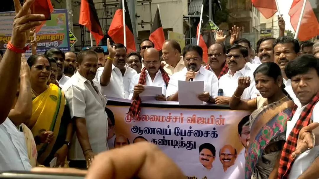 தருமபுரி: முதல்வர் விஜய்க்கு எதிராக திமுக ஆர்ப்பாட்டம் – நிர்வாகிகளிடையே சட்டை பிடித்து மோதல்; தருமபுரியில் பரபரப்பு