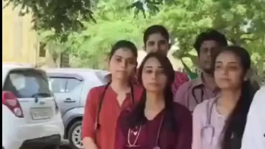 झुंझुनू: बीडीके झुंझुनूं के इंटर्न डॉक्टर्स ने स्टाइपेंड को लेकर किया प्रदर्शन, बोले- 'चैरिटी नहीं, हक की राशि चाहिए'