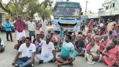 கிருஷ்ணராயபுரம்: சேங்கல் பேருந்து நிறுத்தம் அருகே பொதுமக்கள் மின்வெட்டை கண்டித்து சாலை மறியல் போராட்டம்.