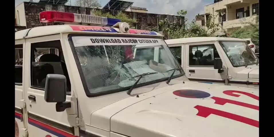हिण्डौन: देवरेनियान का पुरा में फर्जी मतदान को लेकर दो पक्षों में झगड़ा, पुलिस की गाड़ी में तोड़फोड़, पुलिस कर्मियों को आई चोटें