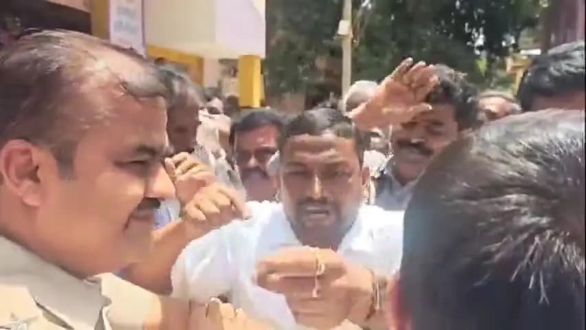 ಗೌರಿಬಿದನೂರು: ಆಹ್ವಾನ ಪತ್ರಿಕೆಯಲ್ಲಿ ಮುಖಂಡರ ಹೆಸರು ಕೈಬಿಟ್ಟ ಆರೋಪ: ಎಚ್.ಎನ್. ಕಲಾಭವನದ ಮುಂದೆ ಪ್ರತಿಭಟನ