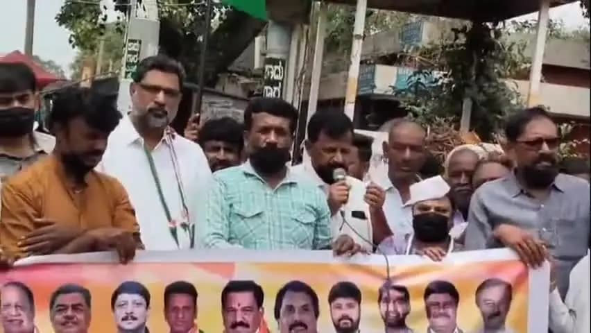 ಚಿಕ್ಕಬಳ್ಳಾಪುರ: ಮಲ್ಲಿಕಾರ್ಜುನ ಖರ್ಗೆ ಭಾಗವಹಿಸಿದ್ದ ಕಾರ್ಯಕ್ರಮದ ಸ್ಥಳ ಶುದ್ಧೀಕರಣದ ವಿರುದ್ಧ ರಾಹುಲ್ ಗಾಂಧಿ ವಿರುದ್ಧ ಎಫ್ಐಆರ್ ಕಾಂಗ್ರೆಸ್ ಇಂದ ಪ್ರತಿಭಟನೆ