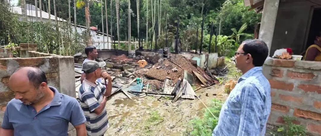 কমলপুর: কমলপুর এলাকার এক ব্যক্তির বাড়িতে আগুন লেগে যায় তাদের বাড়িতে যান এলাকার বিধায়ক