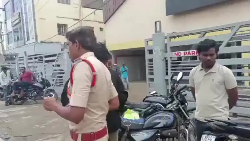 అనకాపల్లి: నర్సీపట్నంలో వాహనాలు తనిఖీ... గంట వ్యవధిలోనే 25 కేసులు నమోదు