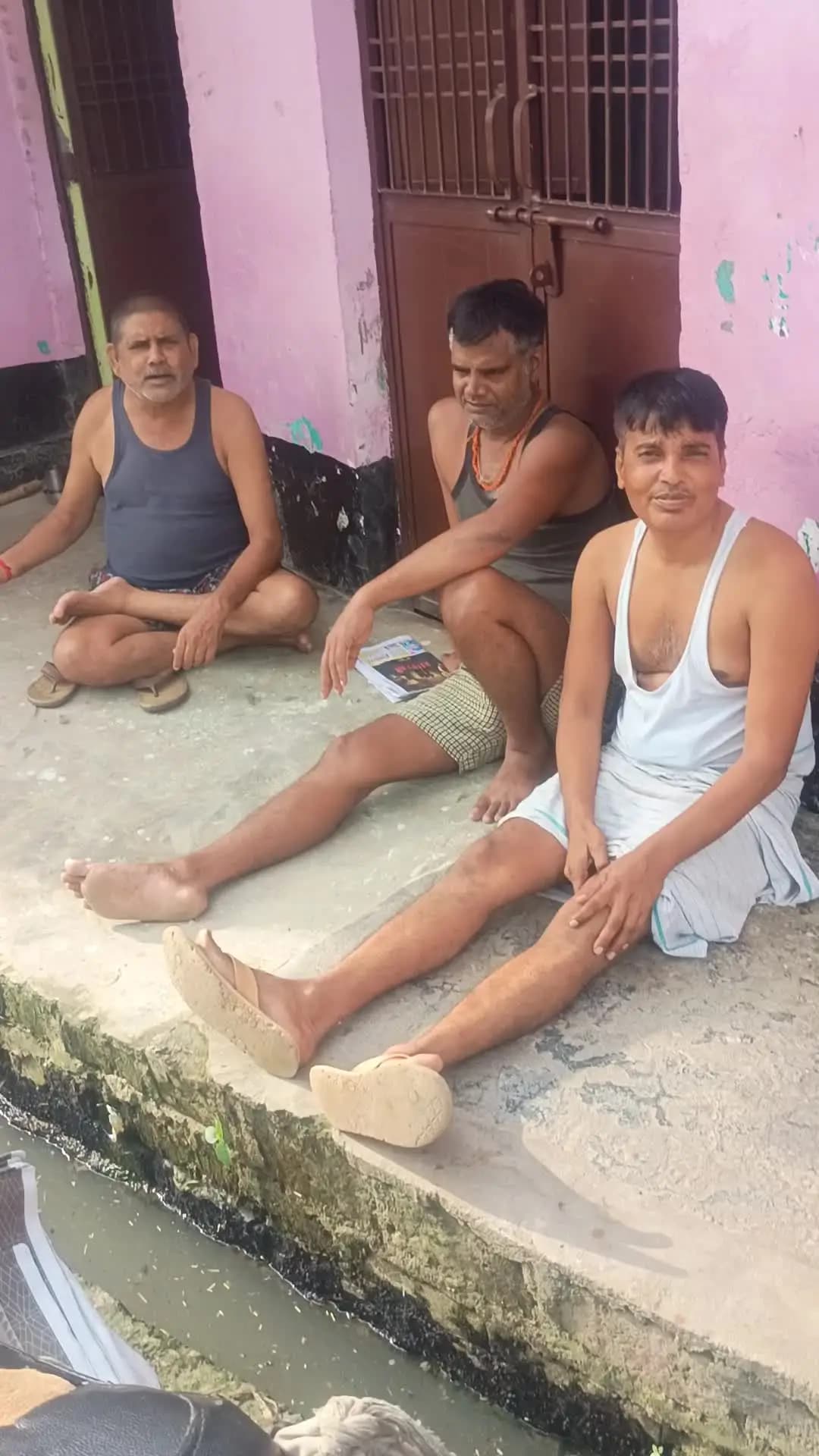 बिधूना, नगर पंचायत द्वारा लगभग 2 माह पहले खंभे से उतारी गई स्ट्रीट लाइट अभी तक नहीं लगाई गई