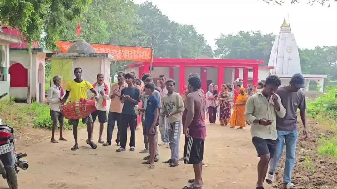 चांपा: अफरीद गांव में महिला ने जीभ काटकर भगवान शिव को अर्पित की, परिजन और ग्रामवासियों ने कीर्तन कर महिला को घर वापस लाया