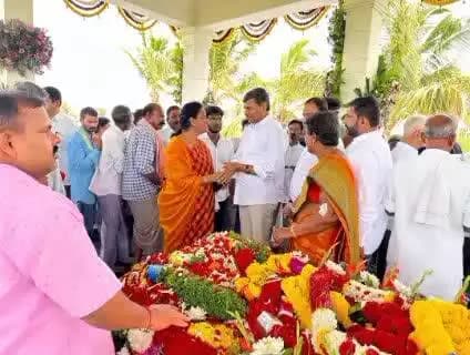 పుట్టపర్తి: తోపుదుర్తి భాస్కర్ రెడ్డి ప్రథమ వర్ధంతి సందర్భంగా నివాళులర్పించిన పుట్టపర్తి మాజీ ఎమ్మెల్యే