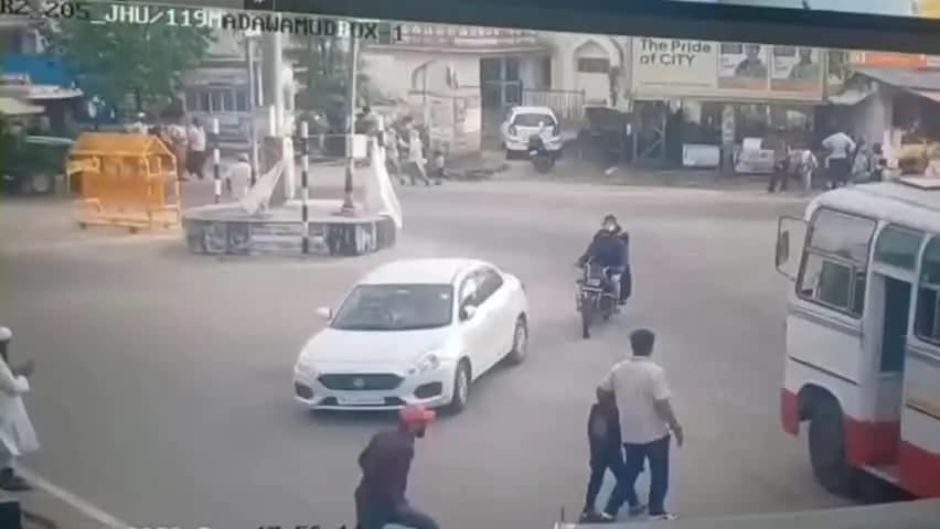 झुंझुनू: झुंझुनूं में चलती बस के ब्रेक फैलने पर युवकों ने टायर के आगे पत्थर डालकर 50 यात्रियों की जान बचाई